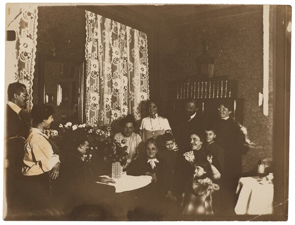 La famille Klimt réunie autour d’Anna Klimt en 1906