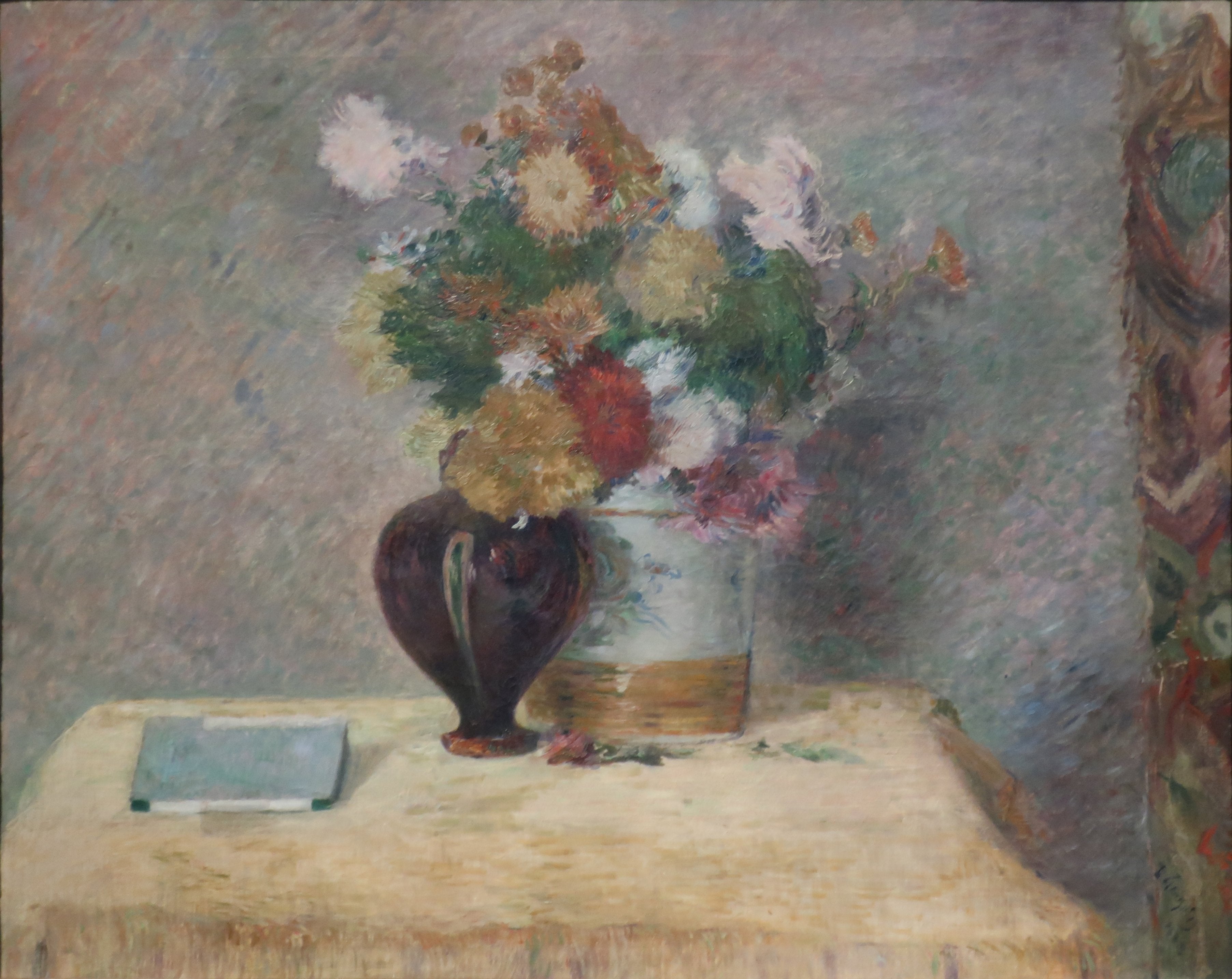 Flores e livro japonês sobre uma mesa - Paul Gauguin