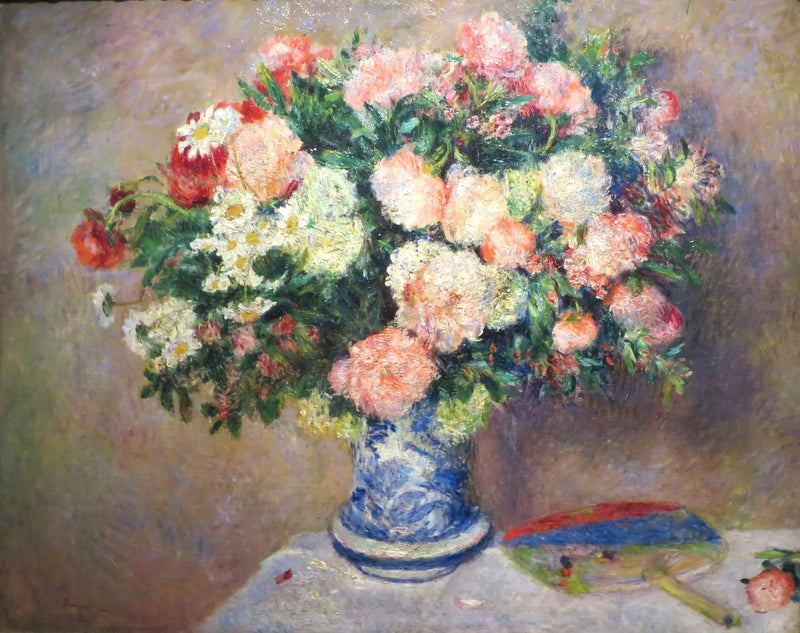 Buquê de crisântemos e um leque japonês - Pierre-Auguste Renoir