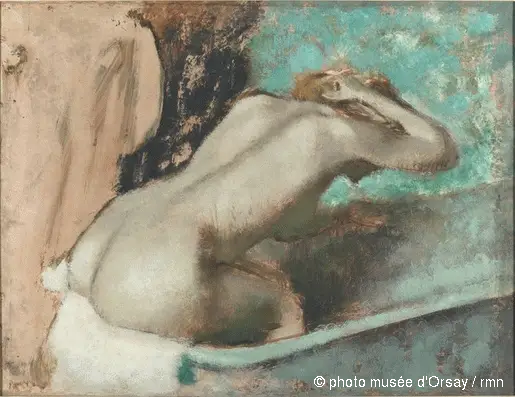 Mulher sentada na borda de uma banheira se enxugando o pescoço - Edgar Degas