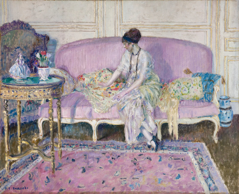 Mulher sentada em um sofá dentro de casa - Frederick Carl Frieseke
