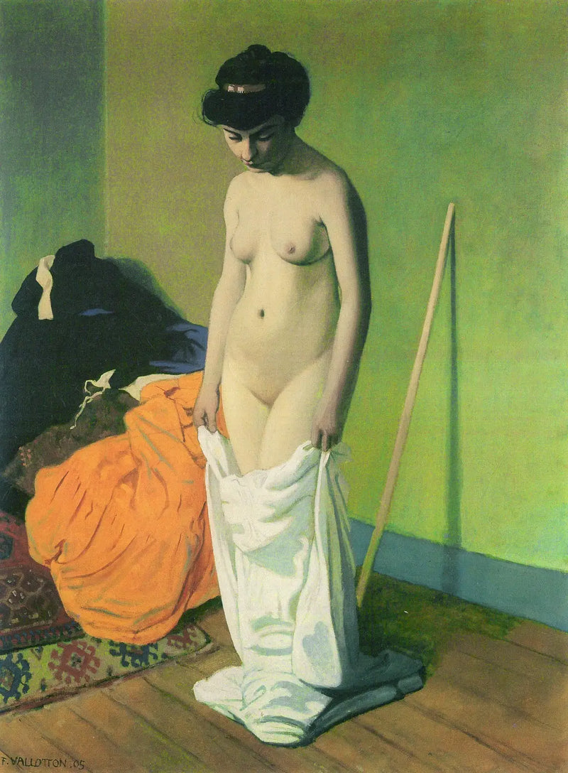 Mulher nua de pé segurando sua camisa com as duas mãos - Félix Vallotton