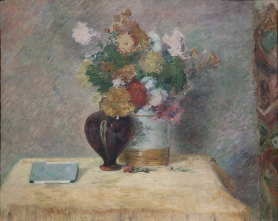Flores e livro japonês sobre uma mesa - Paul Gauguin