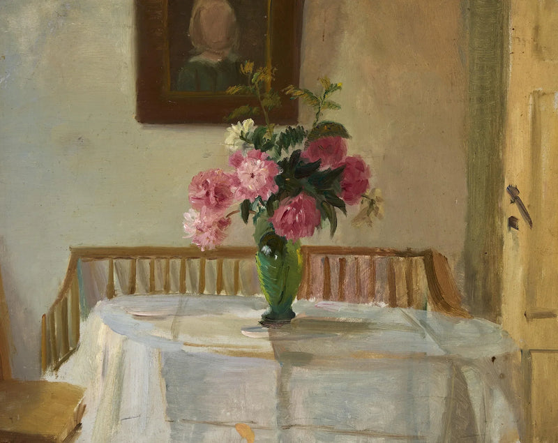 Interior da casa dos Anchers, rua Markvej em Skagen, com crisântemos rosas em um vaso colocado sobre uma mesa. - Anna Ancher