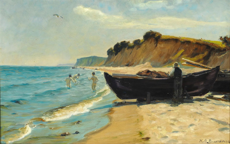 Dia de verão na praia com meninos nadando e um pescador em seu barco - H. A. Brendekilde
