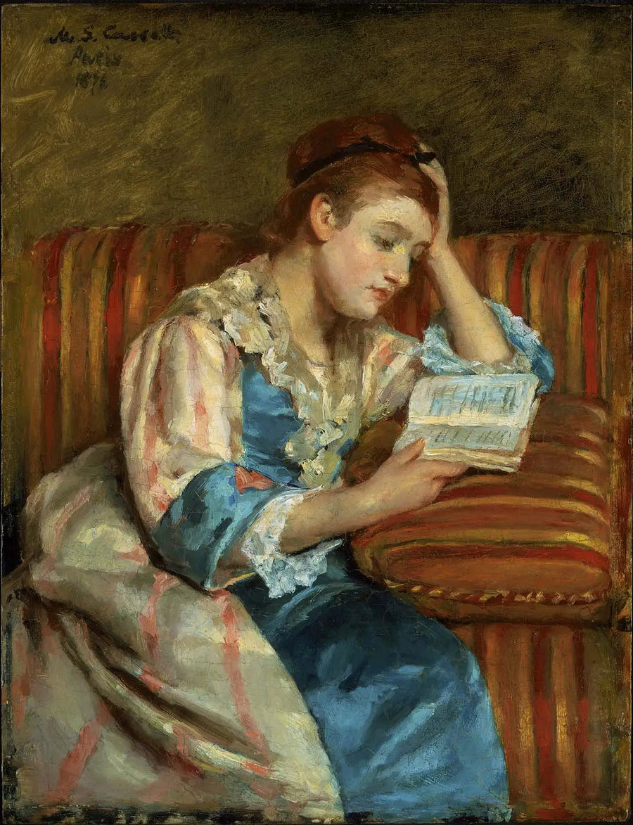 Sra. Duffee sentada em um sofá listrado, lendo - Mary Cassatt