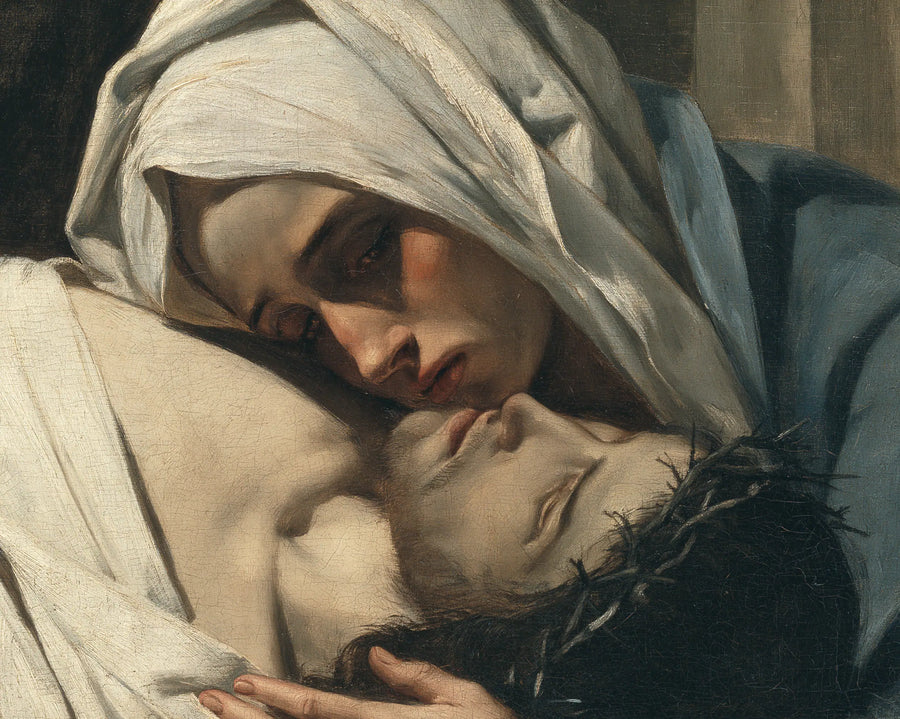 Pietà intime rapprochée avec Marie au voile gris et le Christ en tons pierre et ivoire