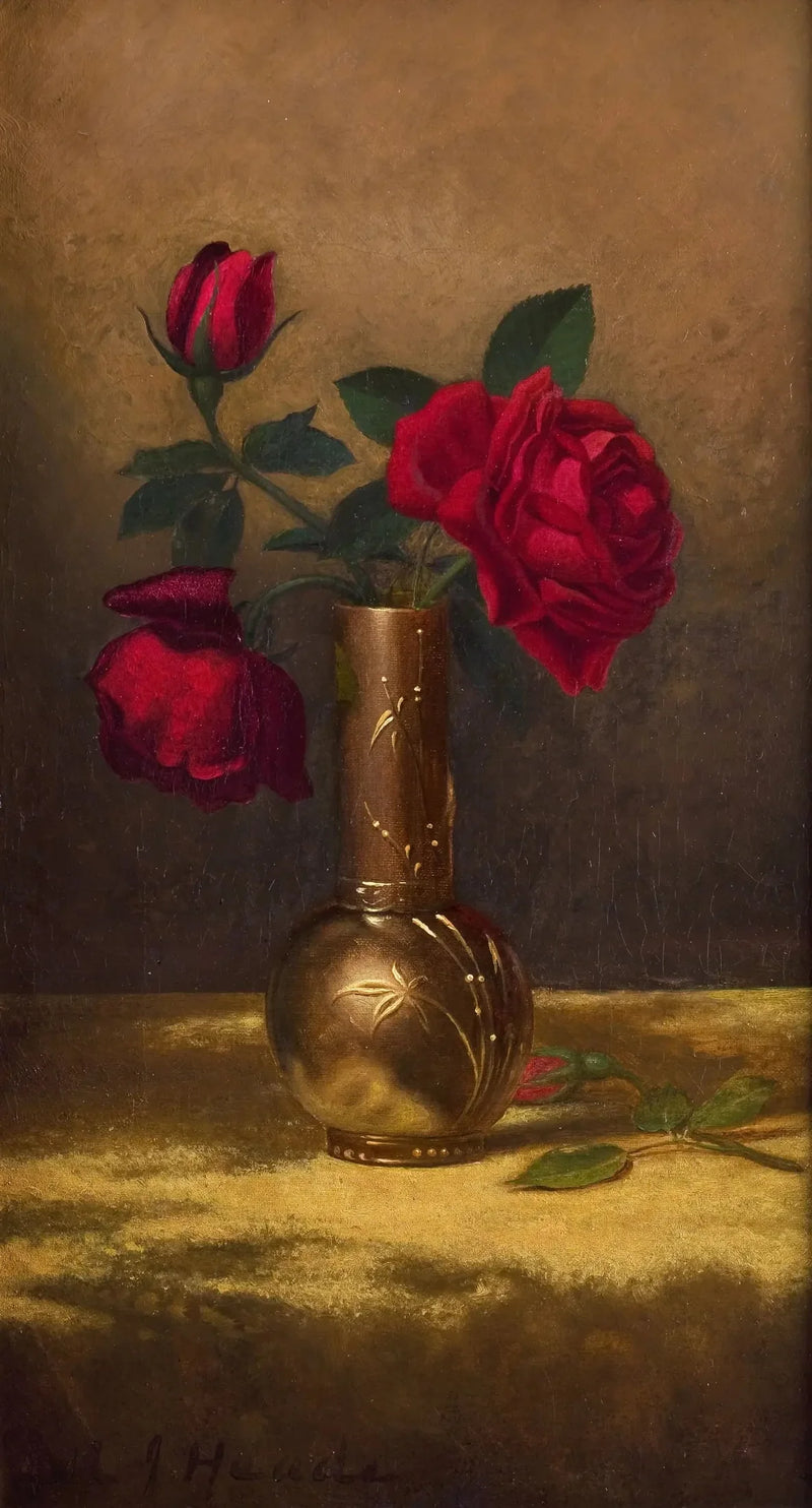 Rosas vermelhas em um vaso japonês sobre um tecido de veludo dourado - Martin Johnson Heade