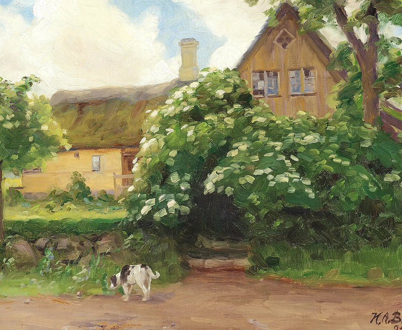 Sureaux em flor e cachorro na entrada de uma fazenda com telhado de palha. - H. A. Brendekilde