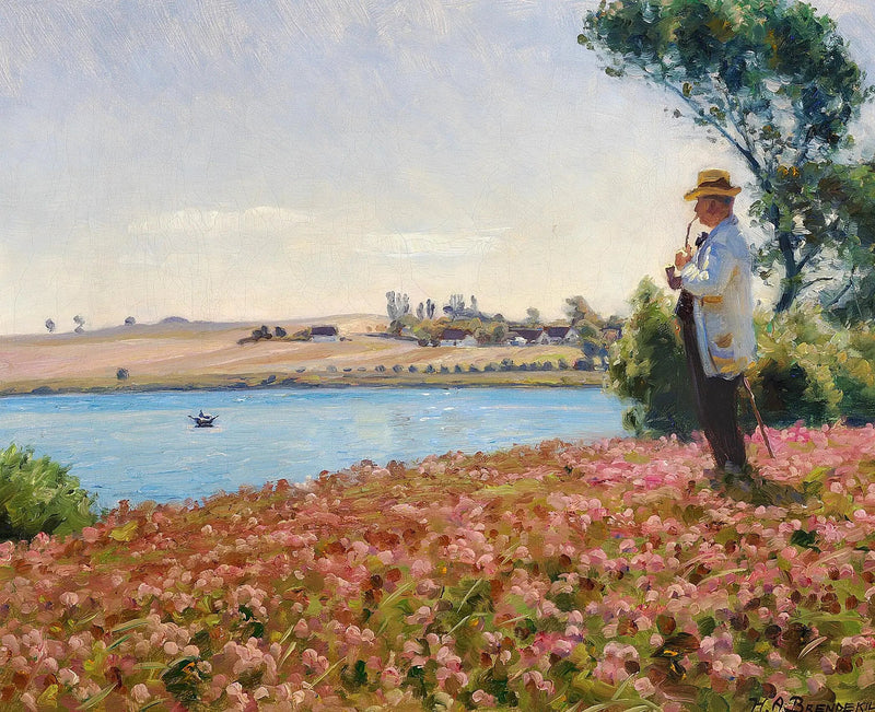 Um homem de jaleco branco aprecia a vista de uma enseada. - H. A. Brendekilde